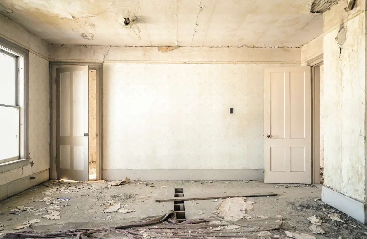 Waste disposal crew managing a cleanout project in Sioux City